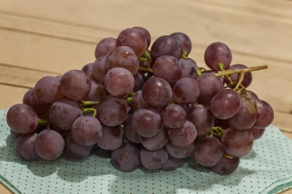 Gros plan des raisins dans le panier — Photo