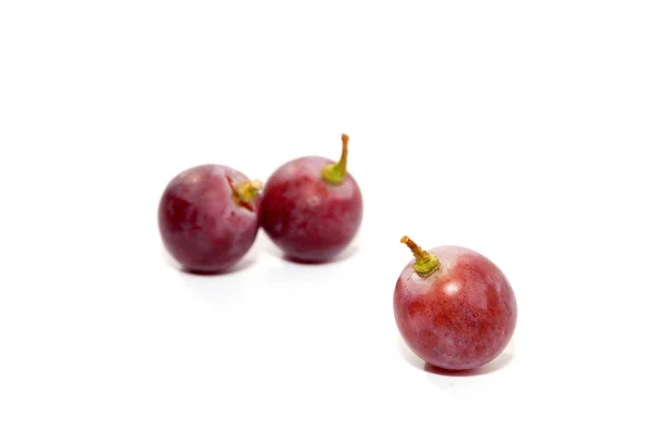 Gros plan de raisins rouges isolés sur fond blanc — Photo