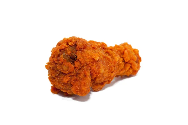 Pikantny smażony kurczak izolowany na białym tle — Zdjęcie stockowe