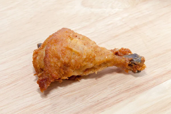 Primo piano di pollo fritto su asse di legno — Foto Stock