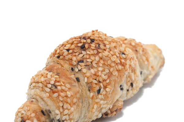 Close up de croissant sésamo no fundo branco — Fotografia de Stock