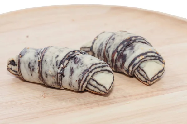Nahaufnahme von schwarzem weißen Croissant auf Teller — Stockfoto