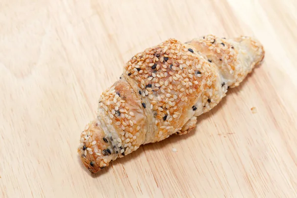 Närbild av sesamcroissant på tallriken — Stockfoto