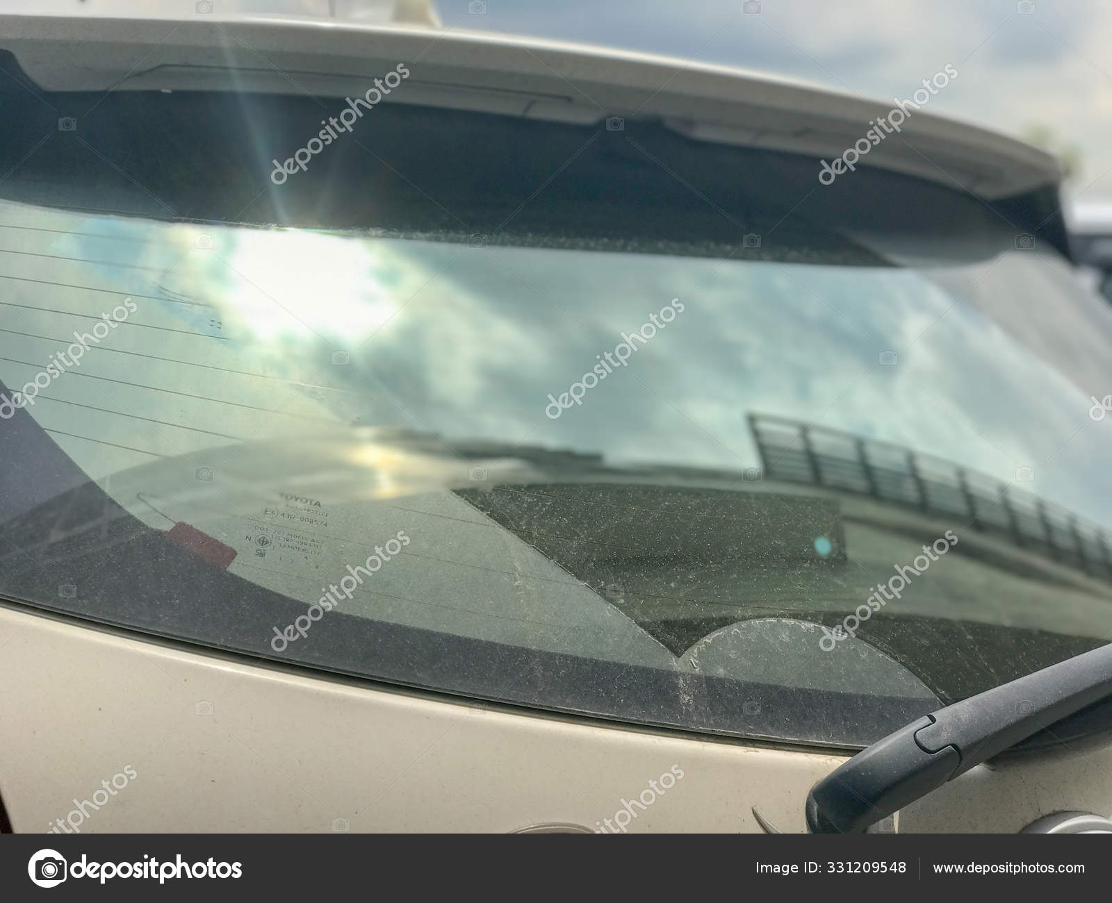 Limpiaparabrisas trasero trasero del coche moderno: fotografía de