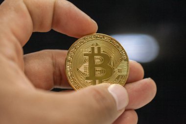 Metal bitcoin 'i tutan el kapağı