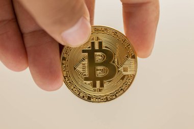 Metal bitcoin 'i tutan el kapağı