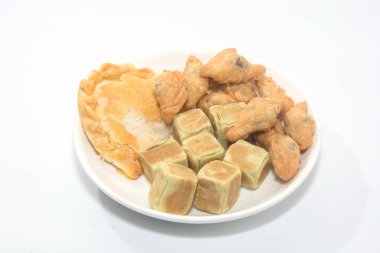 Beyaz arkaplanda kızarmış tavuk köftelerinin kapağını kapat