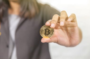 Beyaz arkaplanda el ele tutuşma bitcoin 'ini kapat