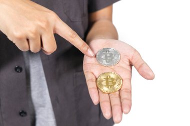 Beyaz arkaplanda el ele tutuşma bitcoin 'ini kapat