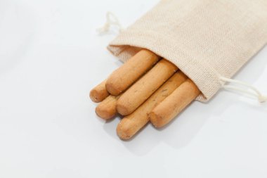 Ekmek çubuğunu çuvala koy.