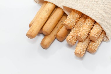 Ekmek çubuğunu çuvala koy.