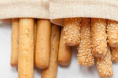 Ekmek çubuğunu çuvala koy.