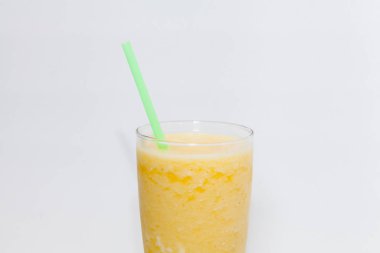 Camdaki ananas püresini kapat.