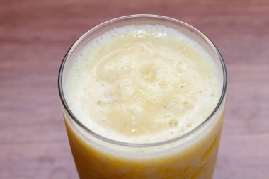 Camdaki ananas püresini kapat.