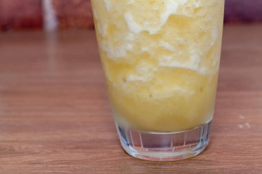 Camdaki ananas püresini kapat.