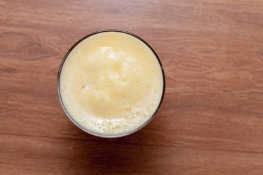 Camdaki ananas püresini kapat.