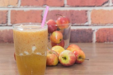 Elmalı buzlu içeceği cama yakın.