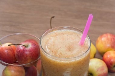 Elmalı buzlu içeceği cama yakın.