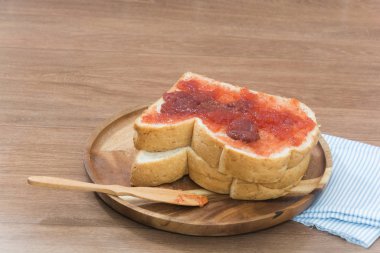 Ekmek ve çilek reçelini kapat.