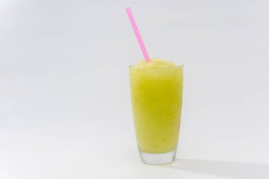 Beyaz arkaplanda yeşil elma suyu.