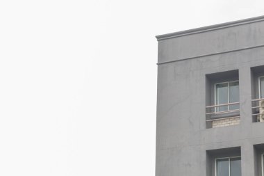 Modern binanın cam penceresini kapatın.