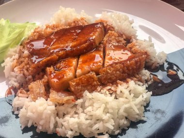 Pirinç gevreğini tabakta yakın.