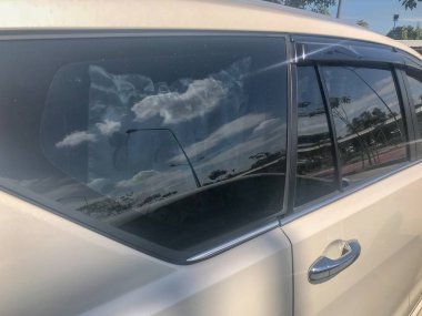 Modern arabanın penceresini kapat