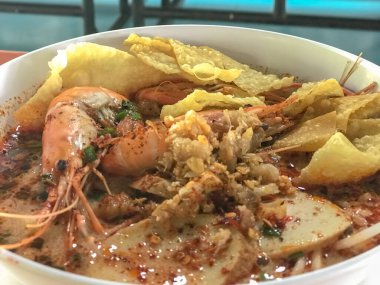 Baharatlı erişteyi kaseye koy.