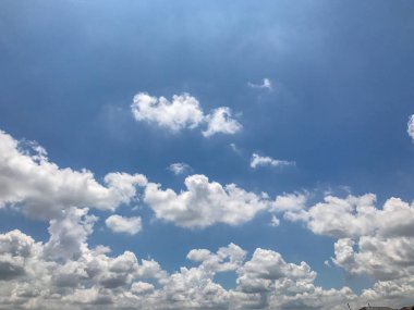 Mavi gökyüzünde güzel kabarık bulutlar