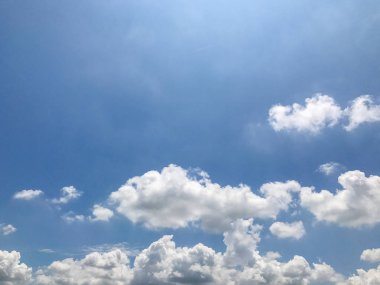 Mavi gökyüzünde güzel kabarık bulutlar