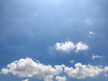 Mavi gökyüzünde güzel kabarık bulutlar