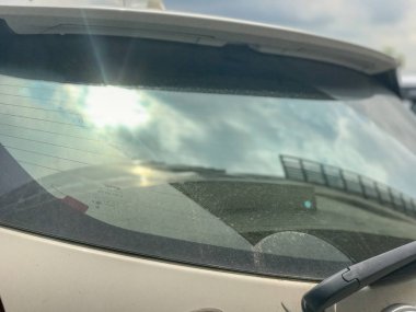 Modern arabanın arka sileceği.