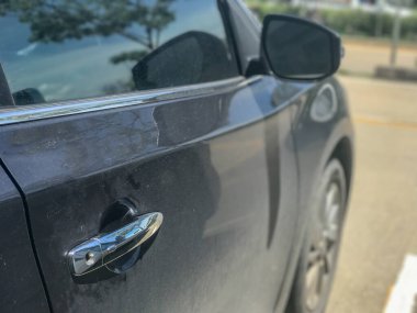 Modern arabanın kapısının önünü kapatın.