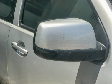 Modern arabanın dikiz aynası.