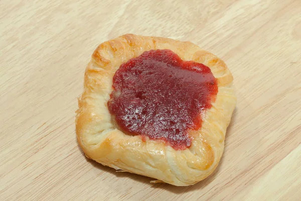 Çilekli çörekleri ahşap tabakta yakın.