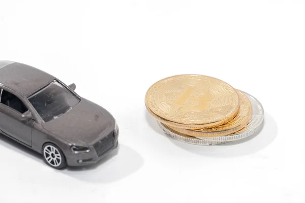 Primo piano di bitcoin e giocattolo auto su sfondo bianco — Foto Stock