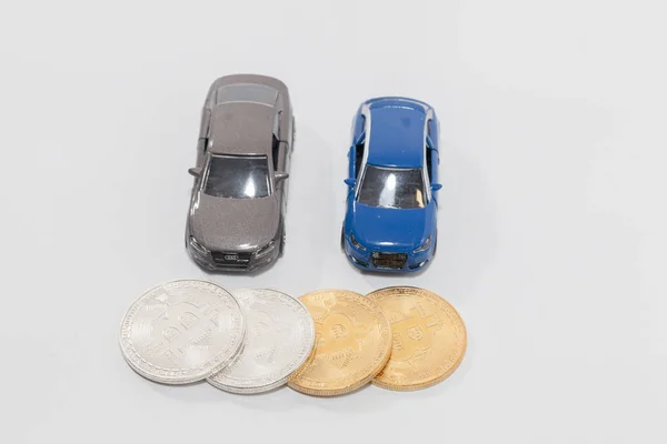 Primo piano di bitcoin e giocattolo auto su sfondo bianco — Foto Stock