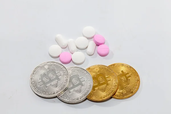 Primer plano de bitcoin y píldora sobre fondo blanco — Foto de Stock