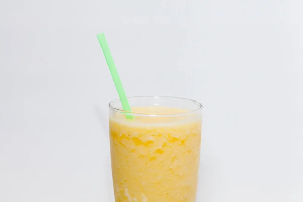 Nahaufnahme von Ananas-Smoothie auf Glas — Stockfoto