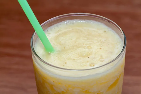 Gros plan de smoothie à l'ananas sur verre — Photo