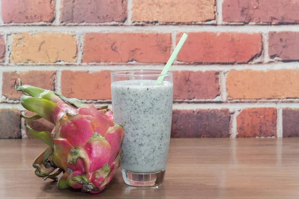 Camdaki ejderha meyveli smoothie 'yi kapat.