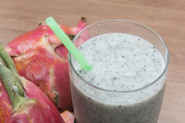Camdaki ejderha meyveli smoothie 'yi kapat.