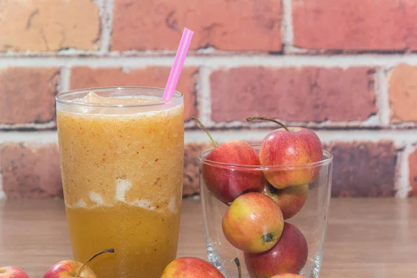 Nahaufnahme von Apfelsmoothie auf Glas — Stockfoto