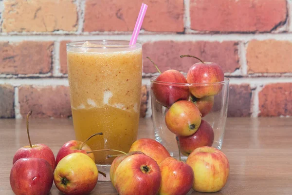 Nahaufnahme von Apfelsmoothie auf Glas — Stockfoto