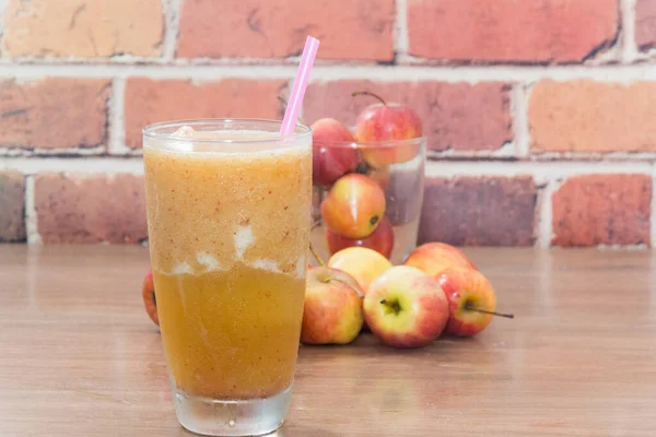 Nahaufnahme von Apfelsmoothie auf Glas — Stockfoto