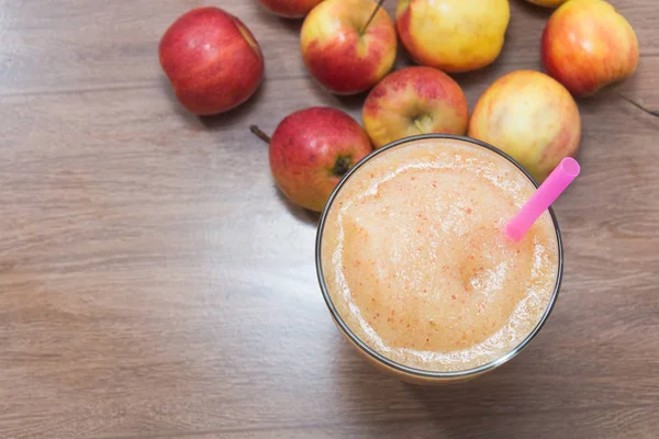 Nahaufnahme von Apfelsmoothie auf Glas — Stockfoto