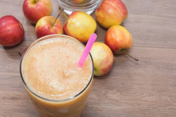 Nahaufnahme von Apfelsmoothie auf Glas — Stockfoto