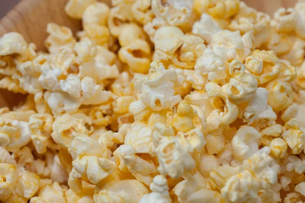 Zbliżenie popcornu w drewnianej misce — Zdjęcie stockowe
