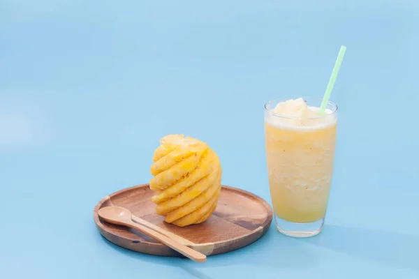 Tett opptil ananassmoothie i glass – stockfoto