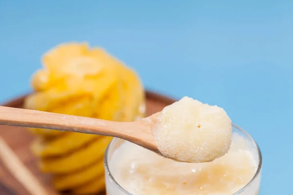 Gros plan de smoothie à l'ananas en verre — Photo